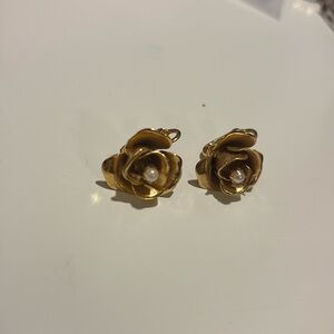 Good condition vintage gold rose with pearl metal earrings